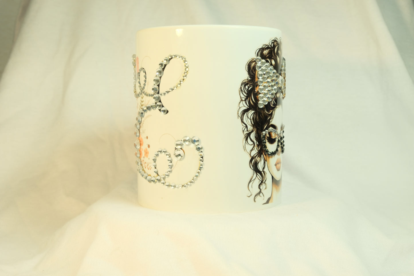 TAZA SUBLIMADA ROSTRO DE MUJER DECORADA CON PIEDRAS BRILLANTES