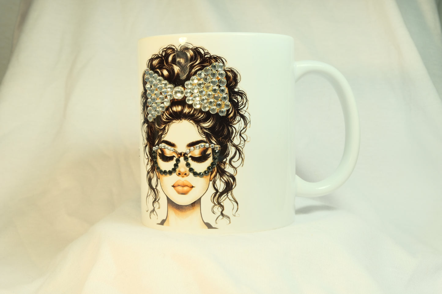 TAZA SUBLIMADA ROSTRO DE MUJER DECORADA CON PIEDRAS BRILLANTES